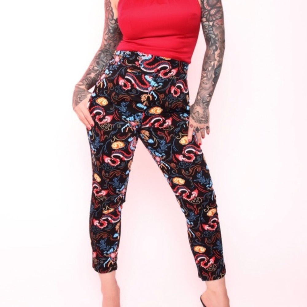 Laura Byrne NWT.  high waisted Colorful Capris